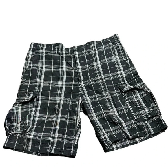 True Nation Mens plaid black and white cargo shorts. Size 44. - Picture 2 of 5